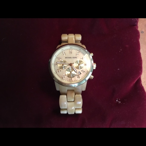 Michael Kors Oversized Light Tortoise Watch - Picture 3 of 5